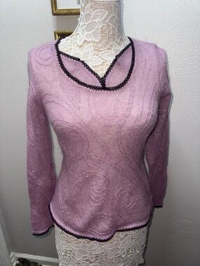 Indigo Palms Women’s V-Neck Sweater in Dusty Pink with Contrast Trim